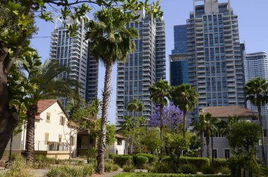 Sarona pazarının manzarası. Modern bir metropolün merkezinde samimi bir vaha. Gökdelenlerin arka planına karşı eski Alman evleri. İsmail. Tel Aviv Mayıs 2022