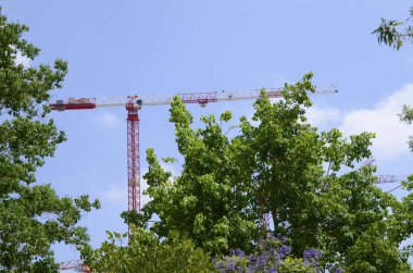 İnşaat alanı. Şehrin yeni bir bölgesinde konut inşaatı tersanesi. Vinçli site.