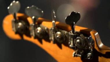 Gitarist olarak hareket halinde yakın plan. Siyah elbiseli adam rock çalıyor. Gitar boyunlu yakın plan rock müzisyeni siyah beyaz bas gitar çalıyor. 