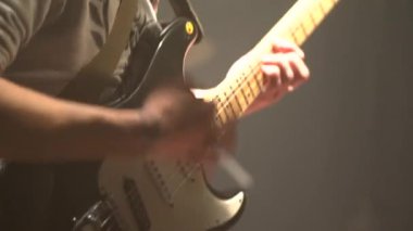 Rock müzisyeni sahnede. Gitarist ipleri yener, yakın plan, Ukrayna. Ternopil. Mayıs 2022