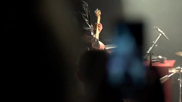 Etkilenen Kız Canlı Bir Rock Konserinde Hikaye Çekiyor Sahnede Gitar — Stok video