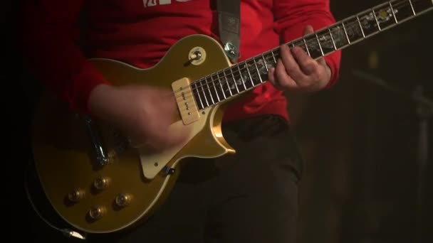 Tipo Camiseta Roja Toca Guitarra Dorada Guitarrista Rítmico Escenario Club — Vídeo de stock