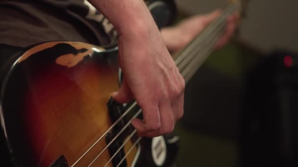 Electric Guitar Çalıyor Amplifikatörlü Bir Müzik Odası Kayıt Stüdyosunda Oturan — Stok video