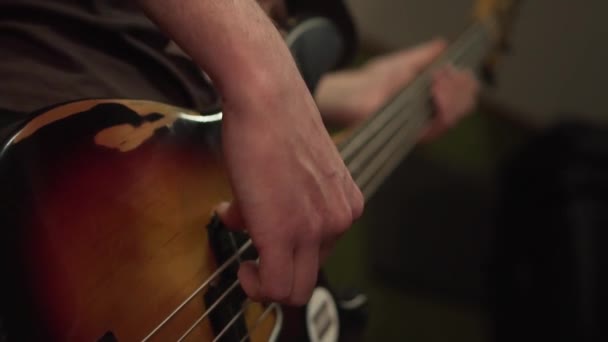 Bajo Eléctrico Tocando Guitarra Una Sala Música Con Amplificador Hombre — Vídeos de Stock