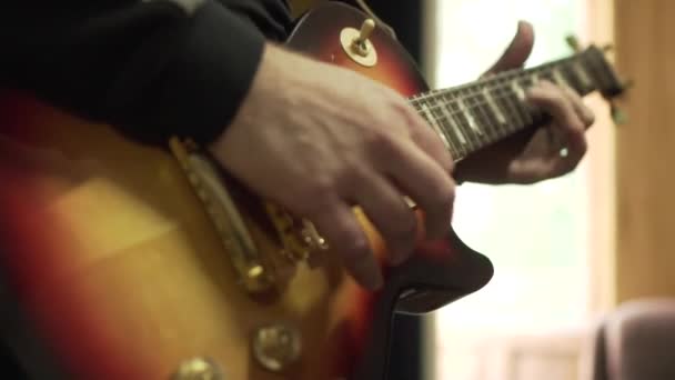 Guitarra Eléctrica Tocando Una Sala Música Con Amplificador Hombre Sentado — Vídeo de stock