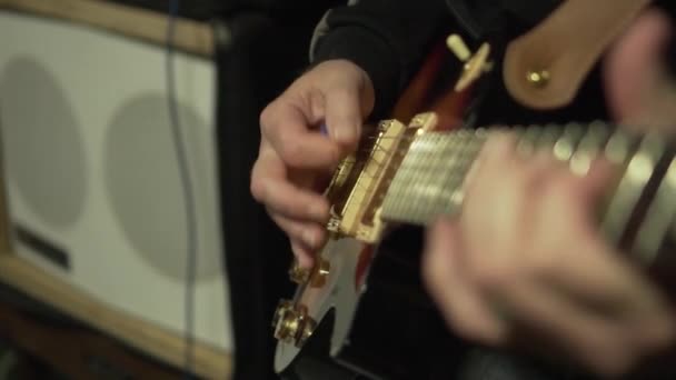 Guitarra Eléctrica Tocando Una Sala Música Con Amplificador Hombre Sentado — Vídeos de Stock