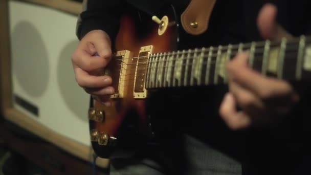 Guitarra Eléctrica Tocando Una Sala Música Con Amplificador Hombre Sentado — Vídeos de Stock