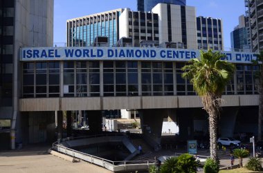 Ramat Gan, İsrail - Haziran 2022: İsrail Dünya Elmas Merkezi işareti ve logosu. İsrail Elmas Borsası ve gökdelenler. Sokak görünümü.