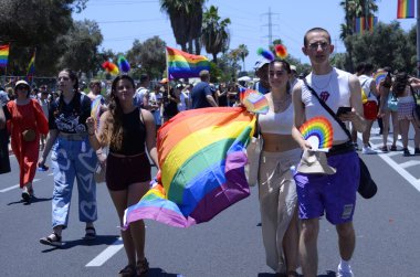 Tel Aviv, ISRAEL - 10 Haziran 2022: Uluslararası Gay Pride 'ın renkli katılımcıları. Geleneksel LGBT geçit töreni. Hoşgörü geçidi. Gökkuşağı bayrakları - pozitif insanlar