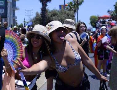 Tel Aviv, ISRAEL - 10 Haziran 2022: Uluslararası Gay Pride 'ın renkli katılımcıları. Geleneksel LGBT geçit töreni. Hoşgörü geçidi. Gökkuşağı bayrakları - pozitif insanlar