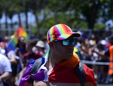 Tel Aviv, ISRAEL - 10 Haziran 2022: Uluslararası Gay Pride 'ın renkli katılımcıları. Geleneksel LGBT geçit töreni. Hoşgörü geçidi. Gökkuşağı bayrakları - pozitif insanlar