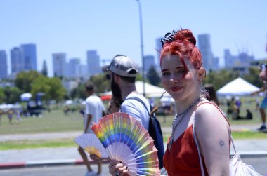 Tel Aviv, ISRAEL - 10 Haziran 2022: Uluslararası Gay Pride 'ın renkli katılımcıları. Geleneksel LGBT geçit töreni. Hoşgörü geçidi. Gökkuşağı bayrakları - pozitif insanlar