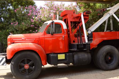 Kamyon ve Ulaştırma Müzesi. Ramla Israel Haziran 2022 Red 1961 Mack B61 ağır yıkıcı. Dev bir vintage kamyon. Gerçek bir Amerikan kamyonu. ABD yapımı Real McQueen.