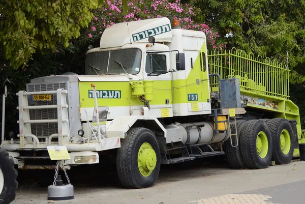 Kamyon ve Ulaştırma Müzesi. Ramla Israel Haziran 2022 Autocar DC66 1984. Dev bir vintage kamyon. Gerçek bir Amerikan kamyonu. ABD yapımı.
