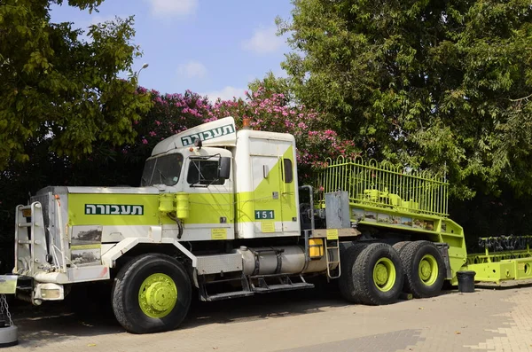 Kamyon ve Ulaştırma Müzesi. Ramla Israel Haziran 2022 Autocar DC66 1984. Dev bir vintage kamyon. Gerçek bir Amerikan kamyonu. ABD yapımı.
