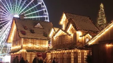 Noel Köyü. Çelenklerde yarı keresteli evler, büyük bir Noel ağacı, dönme dolap. Kyiv. Ukrayna. Ocak 2022