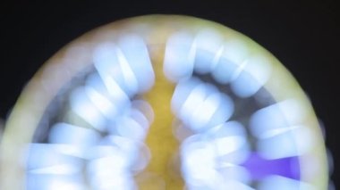 Parlak ışıklardaki Noel ağacı karanlıkta parlayan dönme dolabın arka planına karşı. Noel Fuarı. Konsept: Kış tatili, Noel pazarı, Aralık. Bokeh çelenkleri, bulanık ışık