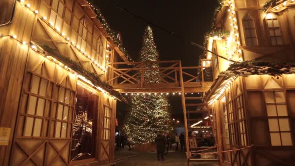 Ευρωπαϊκές Γιορτές Του Χριστουγεννιάτικου Χωριού Χριστουγεννιάτικο Δέντρο Φωτίζει Βράδυ Κίεβο — Αρχείο Βίντεο