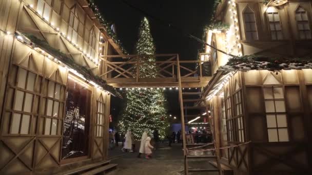 Европейская Рождественская Деревня Ярмарки Вечером Елка Загорается Украина Января 2022 — стоковое видео