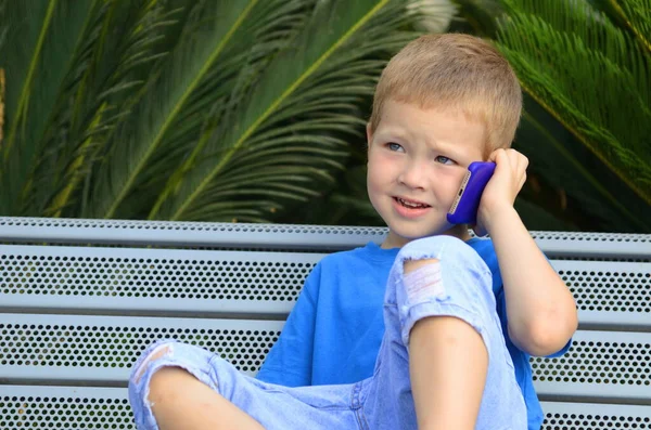 Der Kleine Blonde Junge Telefoniert Kind Und Smartphone Telefonieren — Stockfoto