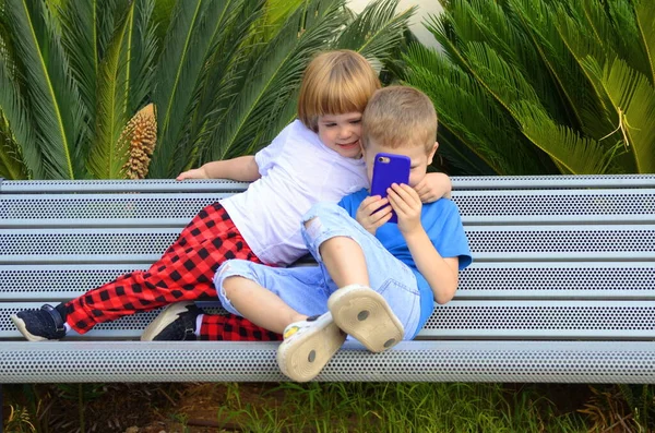 Zwei Kleine Jungen Sitzen Auf Einer Bank Park Und Spielen — Stockfoto