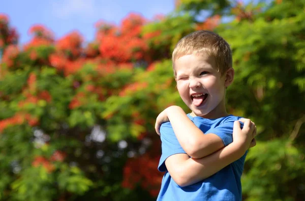 情绪化的孩子 面部表情 在一个盛开的花园的背景下 微笑着的金发男孩 文字空间 夏令营 — 图库照片