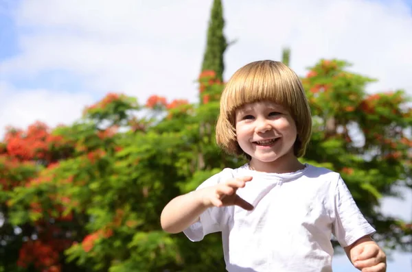 かわいい子ね 3歳の子供は 花の木の肖像画です 晴れた夏の日に笑顔のテキスト 肯定的な子供のためのスペース — ストック写真