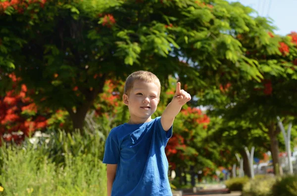 Χαρούμενο Ξανθό Αγόρι Ακούει Την Άνοιξη Στον Ανθισμένο Κήπο Μπλουμ — Φωτογραφία Αρχείου