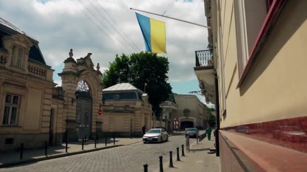 リヴだ ウクレイン 2022年6月 旧市街 ウクライナの大規模なフラグです ウクライナの街の通りに黄色の青い旗 — ストック動画