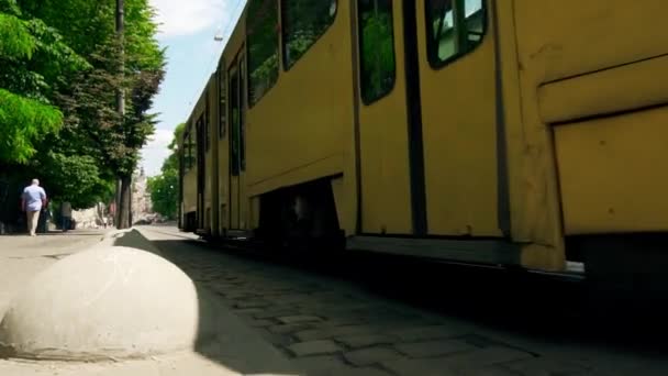 リヴだ ウクレイン 2022年6月 古い黄色のトラムが通りを走っています スローモーション クローズアップヴィンテージトラム レトロな交通機関 環境に優しい公共交通機関 — ストック動画