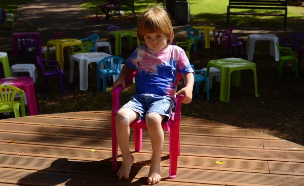 Niño Pequeño Muchas Sillas Coloridas Concepto Niño Está Esperando Invitados — Foto de Stock