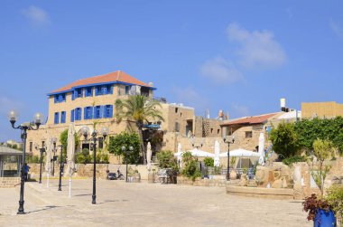 Kedumim Meydanı 'ndaki mavi panjurlu eski ev, Jaffa şehrinin tarihi kısmı.