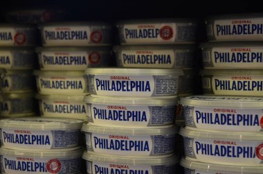 İsrail. Rishon Lezion. Temmuz 2022. Süpermarkette vitrin. Philadelphia peynir çeşitleri. Satılık meşhur peynir paketleri