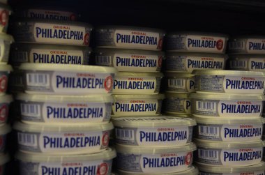 İsrail. Rishon Lezion. Temmuz 2022. Süpermarkette vitrin. Philadelphia peynir çeşitleri. Satılık meşhur peynir paketleri