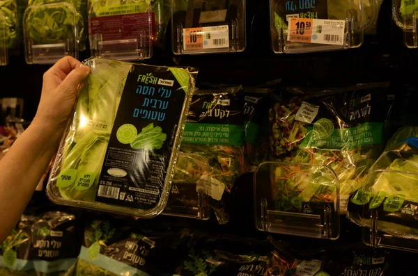 Israel Rishon Lezion July 2022 Supermarket Showcase Greens Hand Reaches — Fotografia de Stock