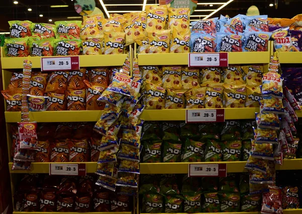 Israeli Supermarket Showcase Snacks Bisley Israeli Crackers Translation Snacks Israel — Stockfoto