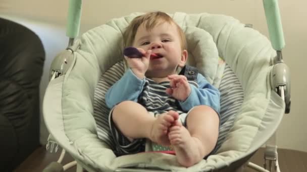 줄무늬 어린이 배경에 숟가락이 파도를 다닌다 모유로 키우는 최초의 비디오 — 비디오