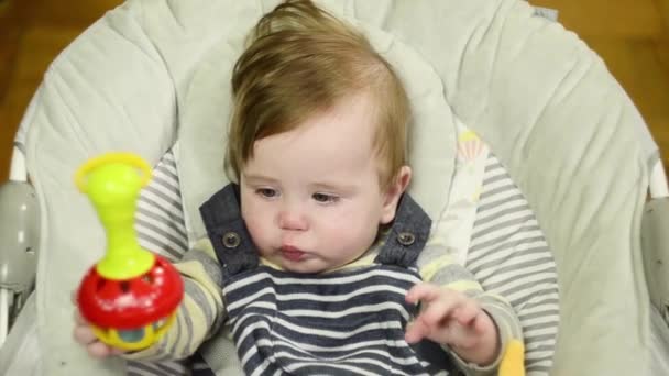ポジティブな笑顔の赤ちゃんの男の子 6ヶ月 デッキでラトルで遊ぶ ビデオ 新生児の笑顔 — ストック動画