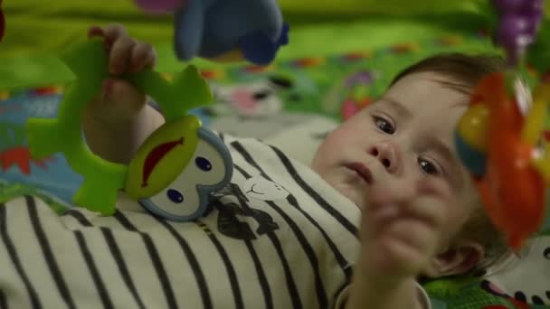 Noworodek Odkrywa Świat Dziecko Dotyka Zabawek Mały Chłopiec Trzy Miesiące — Wideo stockowe