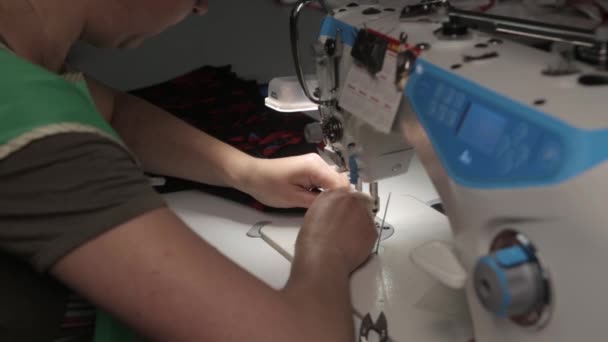 Εργοστάσιο Ραπτικής Γυναίκα Στη Δουλειά Ράβει Ρούχα Εργοστάσιο Ρούχων Βελόνα — Αρχείο Βίντεο