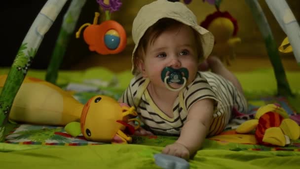 Maanden Oude Baby Europeaan Draagt Een Safari Hoed Een Jungle — Stockvideo