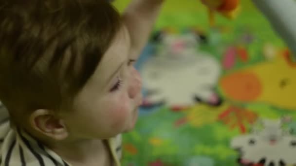 Noworodek Odkrywa Świat Dziecko Dotyka Zabawek Mały Chłopiec Trzy Miesiące — Wideo stockowe