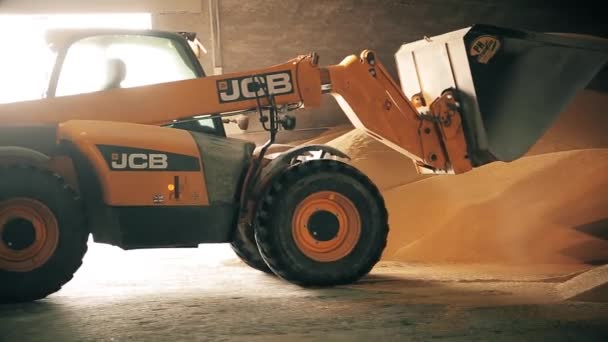 Backhoe Loader Jcb 4Wd Excavator Loader Farm Excavator Works Indoors — Stock Video