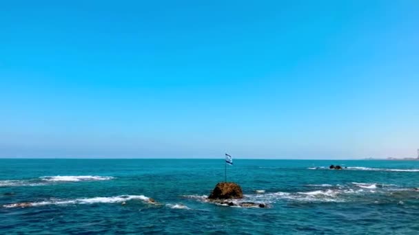Slow Motion Israëlische Vlag Wapperend Wind Middellandse Zee Met Golven — Stockvideo