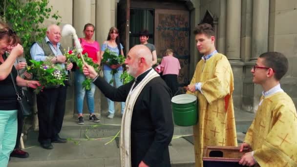 Украина Львов Июнь 2022 Года Готическая Церковь Елизаветы Религиозный Праздник — стоковое видео