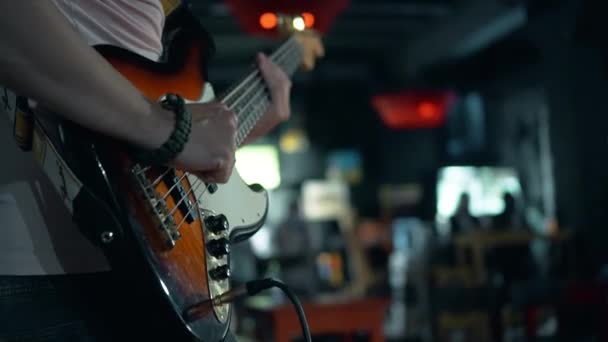 Elektrische Basgitaar Spelen Guy Rock Muzikant Speelt Het Podium Een — Stockvideo