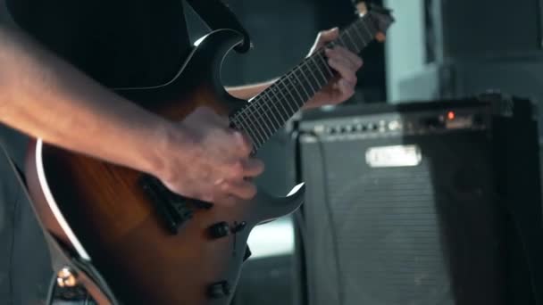 Elektronik Solo Gitar Çalma Amplifikatörlü Bir Müzik Odası Kayıt Stüdyosunda — Stok video