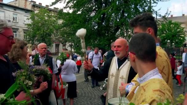 우크라이나 리비우 2022 교회의 엘리자베스 축일에 사제는 꽃다발을 그리스 카톨릭 — 비디오