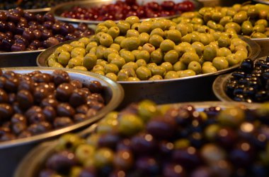Çeşit çeşit zeytin iştah açıcı. Tel Aviv 'de bir markette yeşil ve siyah zeytin. Büyük, güzel zeytin turşusu..