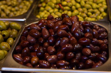 Çeşit çeşit zeytin iştah açıcı. Tel Aviv 'de bir markette yeşil ve siyah zeytin. Büyük, güzel zeytin turşusu..